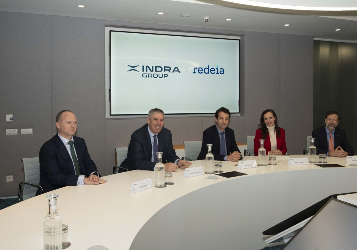 Firma del acuerdo de compra de Hispasat por Indra