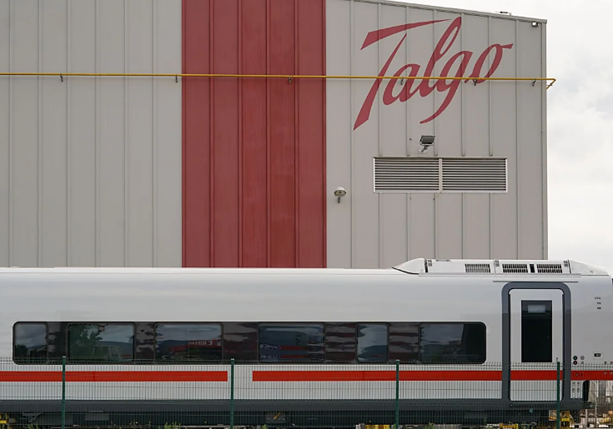 Un tren de Talgo frente a una factoría en País Vasco