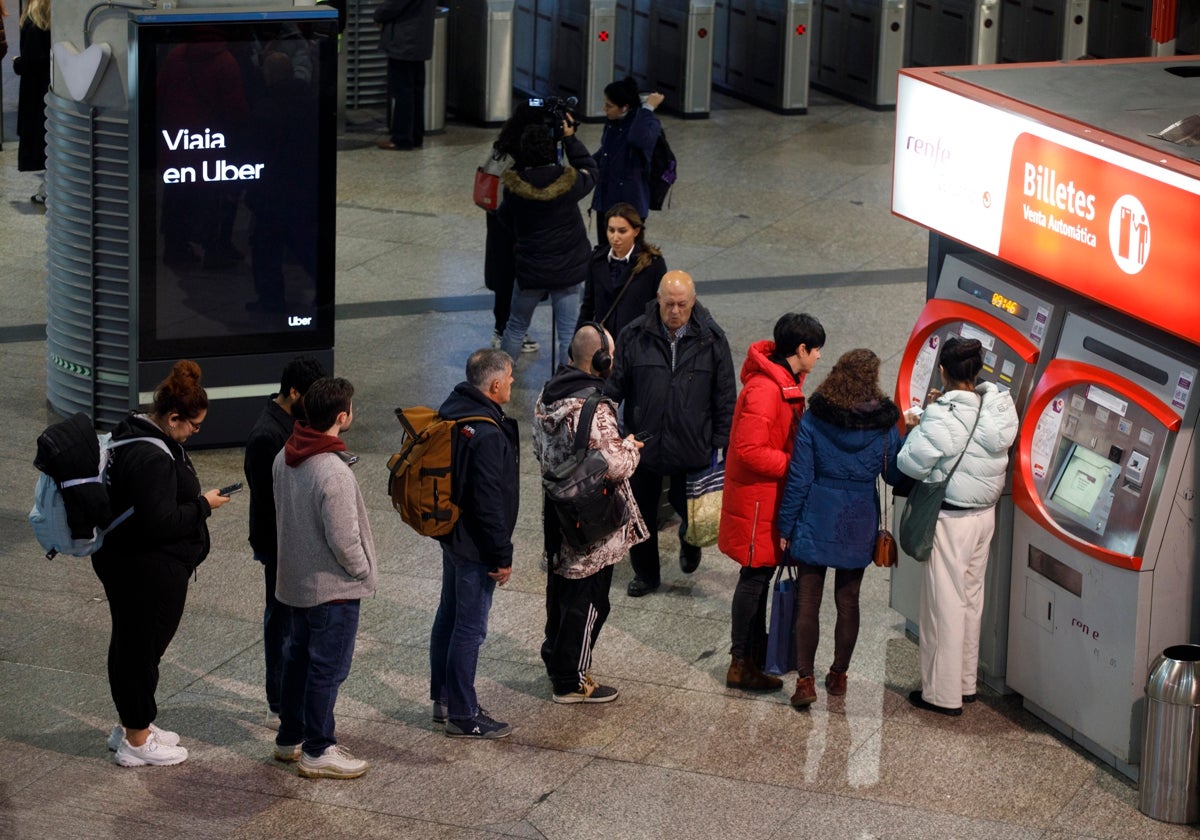 Colas de pasajeros en la estación de Atocha