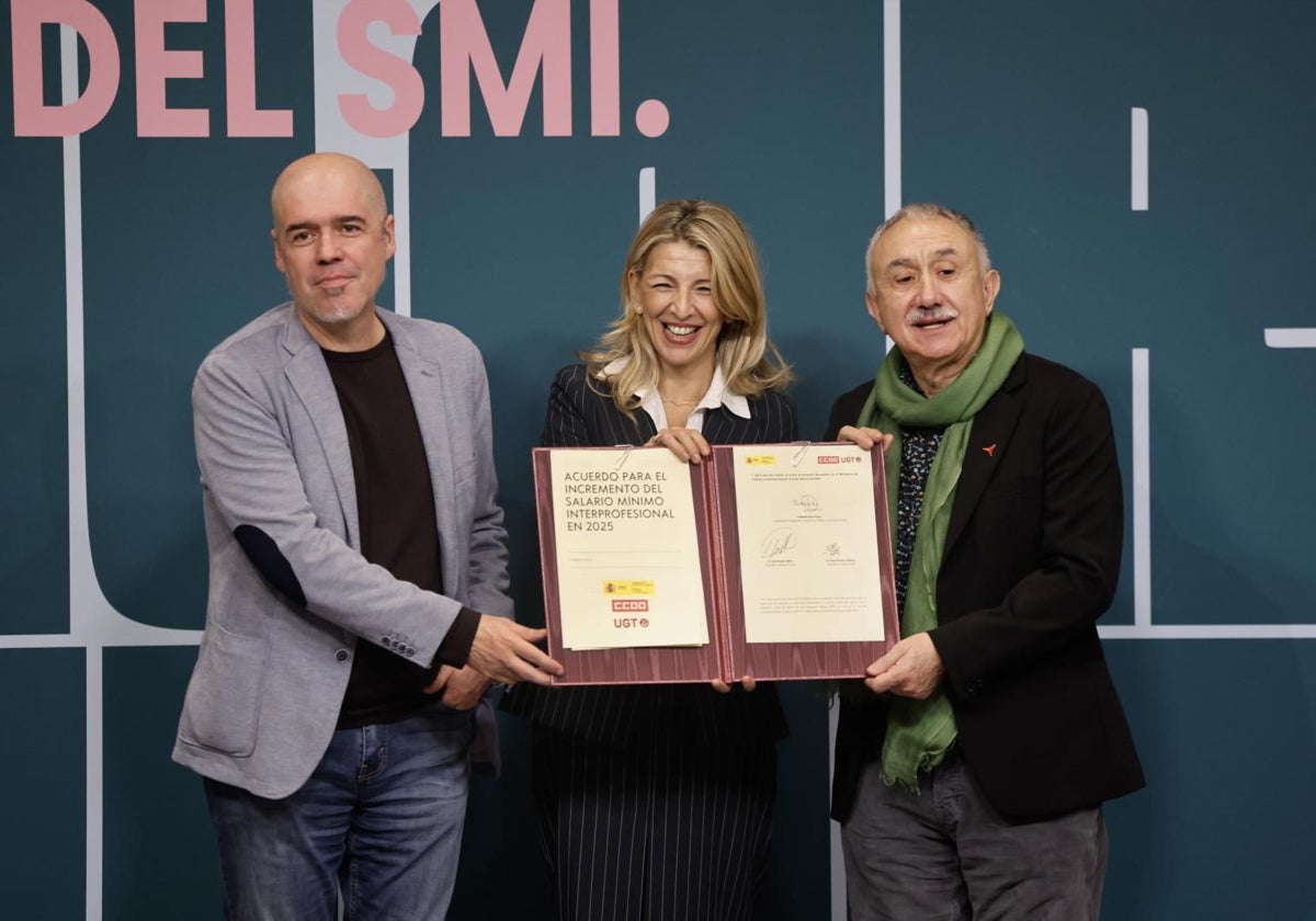 La vicepresidenta segunda y ministra de Trabajo, Yolanda Díaz, junto a los líderes de CC.OO. y UGT.