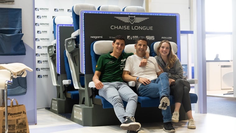 Alejandro Nuñez, CEO de Chaise Lounge, junto a su padre, también Alejandro, y su pareja, Clara, que colaboran en el proyecto