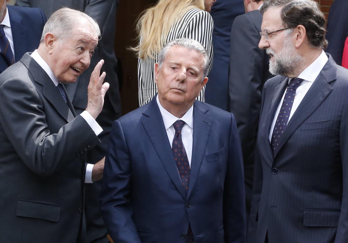 Javier Godó, en el centro, junto a Salvador Gabarro y Mariano Rajoy en una imagen de archivo