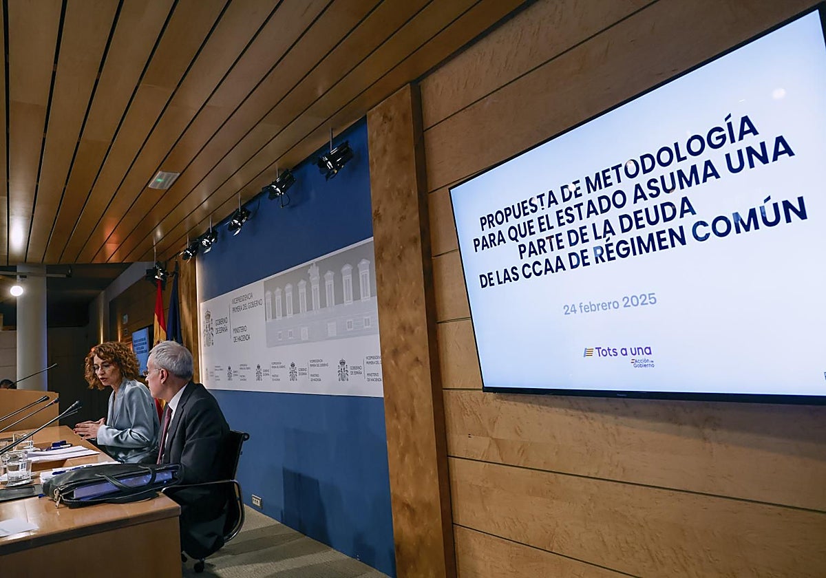 La ministra de Hacienda, María Jesús Montero, y su número dos, Jesús Gascón, en la presentación de la quita