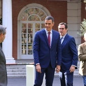 Pedro Sánchez con Antonio Garamendi y Pepe Álvarez en La Moncloa