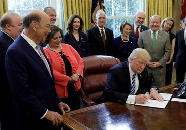 Donald Trump durante la firma del arancel al acero y el aluminio