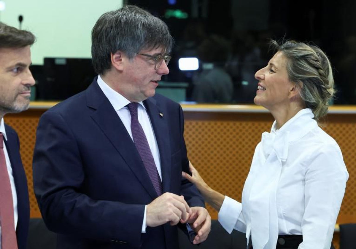 Yolanda Díaz conversa con Carles Puigdemont