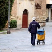 Un cartero hace su ruta en las calles de Salamanca