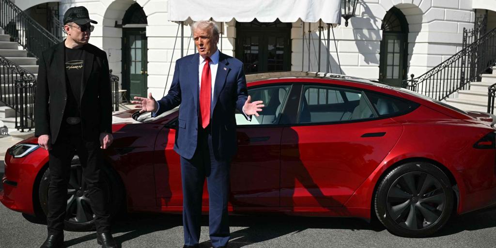 Trump apoya a Musk en pleno hundimiento de Tesla y le compra un coche