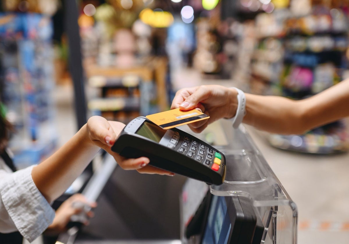 Un pago con tarjeta en un comercio