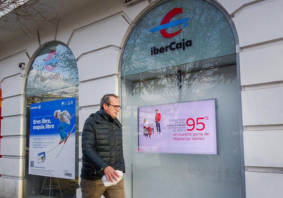 Un hombre pasa frente a una sucursal bancaria