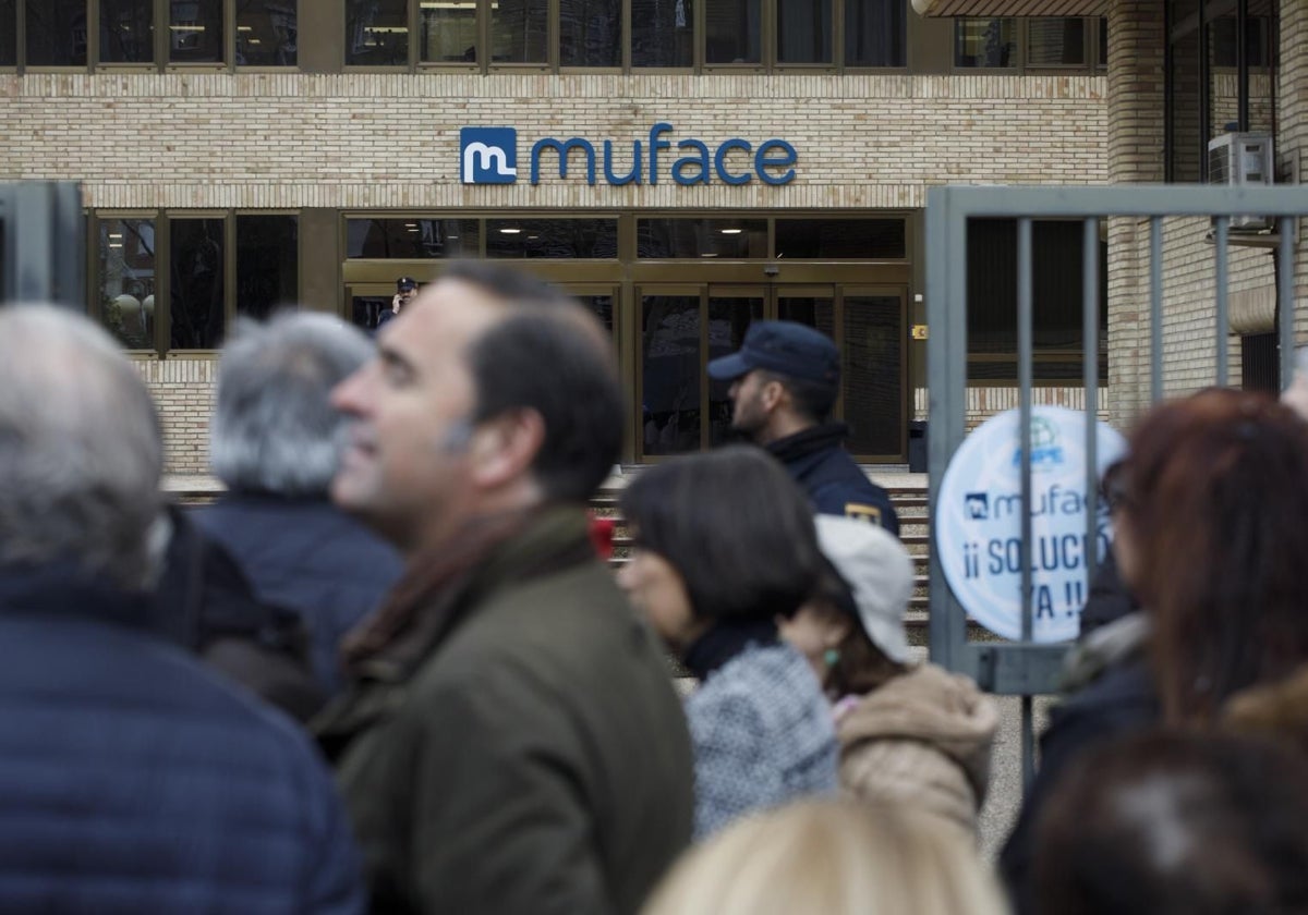 Protesta ante la sede de Muface en Madrid