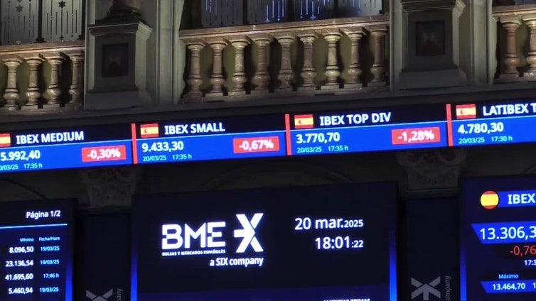 La Bolsa española baja el 0,76 % y se aproxima a 13.300 puntos por la caída de la banca
