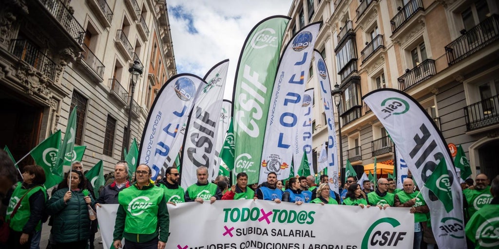 El Gobierno reacciona a las protestas y convoca a los funcionarios el lunes para negociar sus salarios