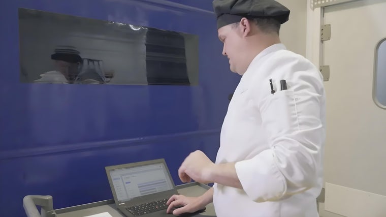 En la imagen, un cliente de Naria subiendo a la plataforma una donación. La empresa ha sido reconocida con el Premio 'Alimentos de España' a la Iniciativa Emprendedora