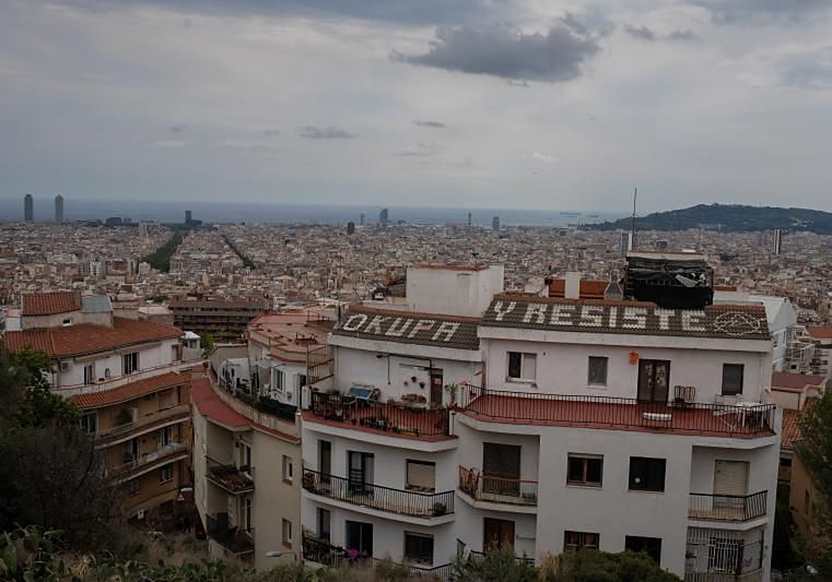 Un edificio ocupado en Barcelona. Según el informe, Cataluña es la región más perjudicada por la ocupación