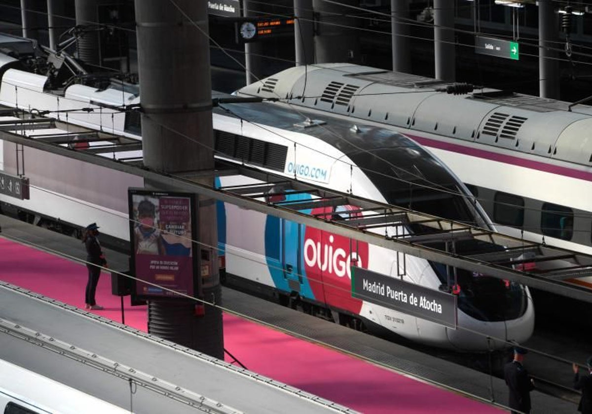 Un avión de Ouigo junto a uno de Renfe en la estación madrileña de Atocha