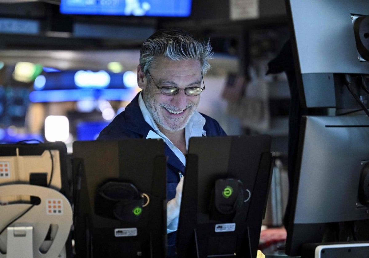 Un trader de Wall Street consulta las cotizaciones en un dispositivo electrónico