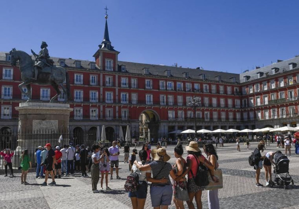 Turistas en la plaza Mayor de Madrid