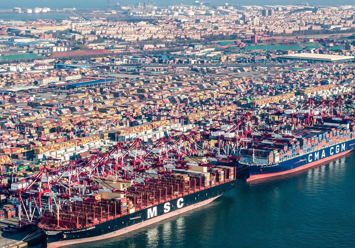 Vista aérea del puerto de Qingdao en el este de China