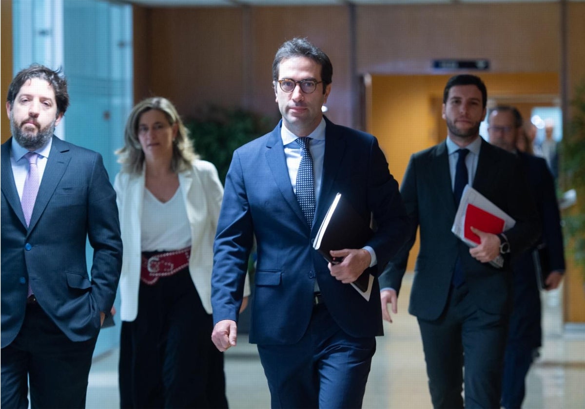 El ministro de Economía, Carlos Cuerpo, con parte de su equipo de trabajo