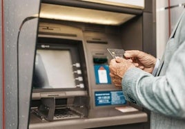 Cuándo se cobran las pensiones en abril: fecha en Caixabank, Santander, ING, BBVA y resto de bancos