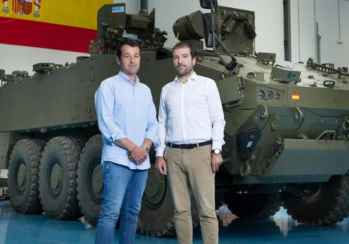 El presidente de Indra, Ángel Escribano (izquierda), junto a su hermano, Javier, presidente del antiguo grupo Escribano, hoy EM&E