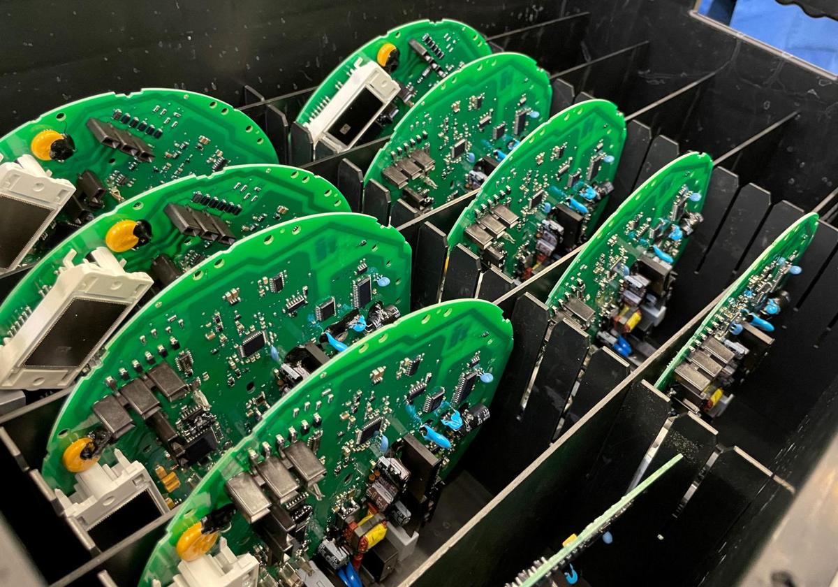 Unidades de control de ventilador se sientan en una caja en el Grupo ebm-papst, un fabricante de motores eléctricos y ventiladores en Mulfingen