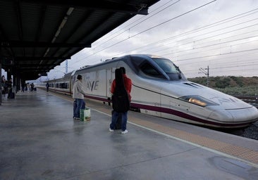 Más de 35.000 viajeros varados en trenes y aeropuertos a medio gas