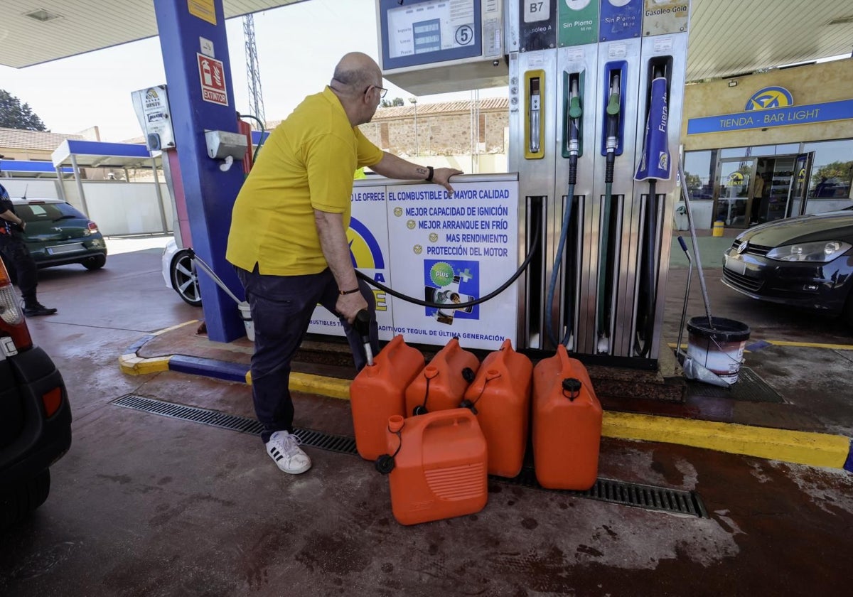 Una persona hace acopio de combustible en una estación de Salamanca