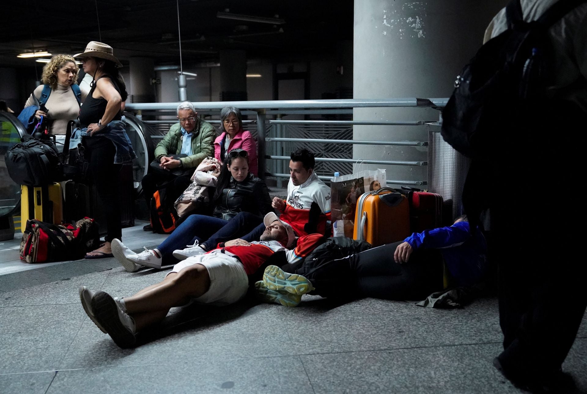 Varias personas pasan la noche en la estación de Atocha