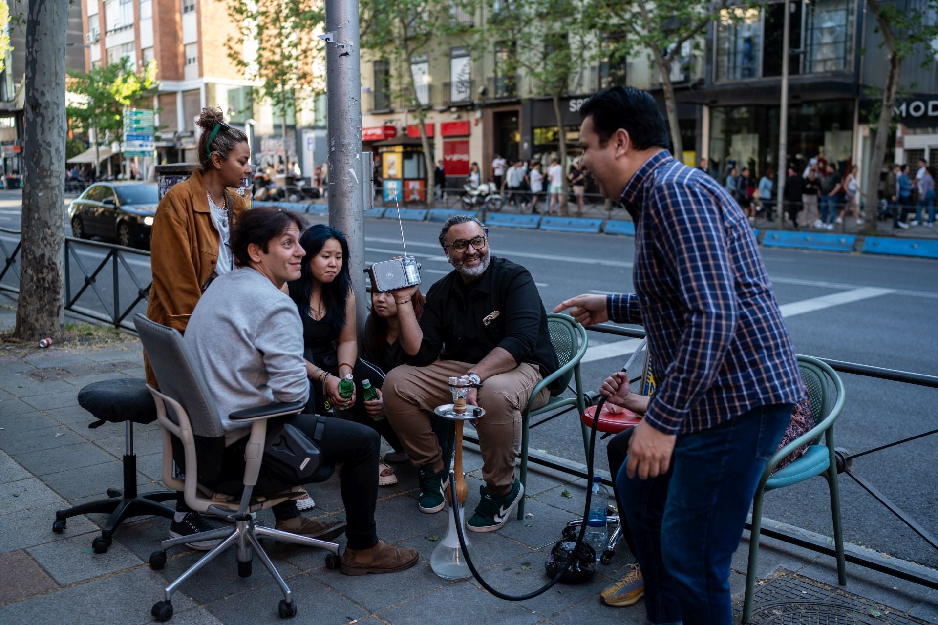 Varias personas escuchan la radio durante el apagón