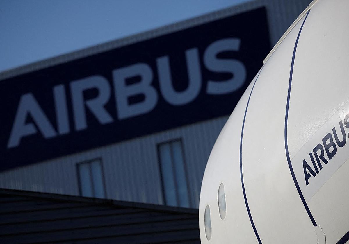 El logotipo de Airbus aparece en el exterior de las instalaciones de Airbus en Saint-Nazaire