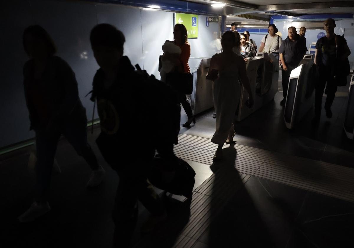 Pasajeros del Metro de Madrid en penumbra tras el apagón masivo