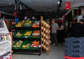 Los ciudadanos vacían las tiendas de pilas, linternas, velas, agua y conservas por el temor a una crisis