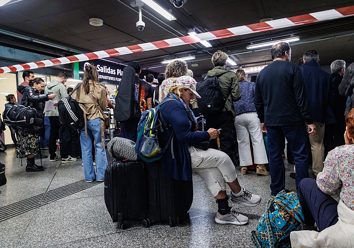 Colas y caos en Atocha el día después del apagón masivo