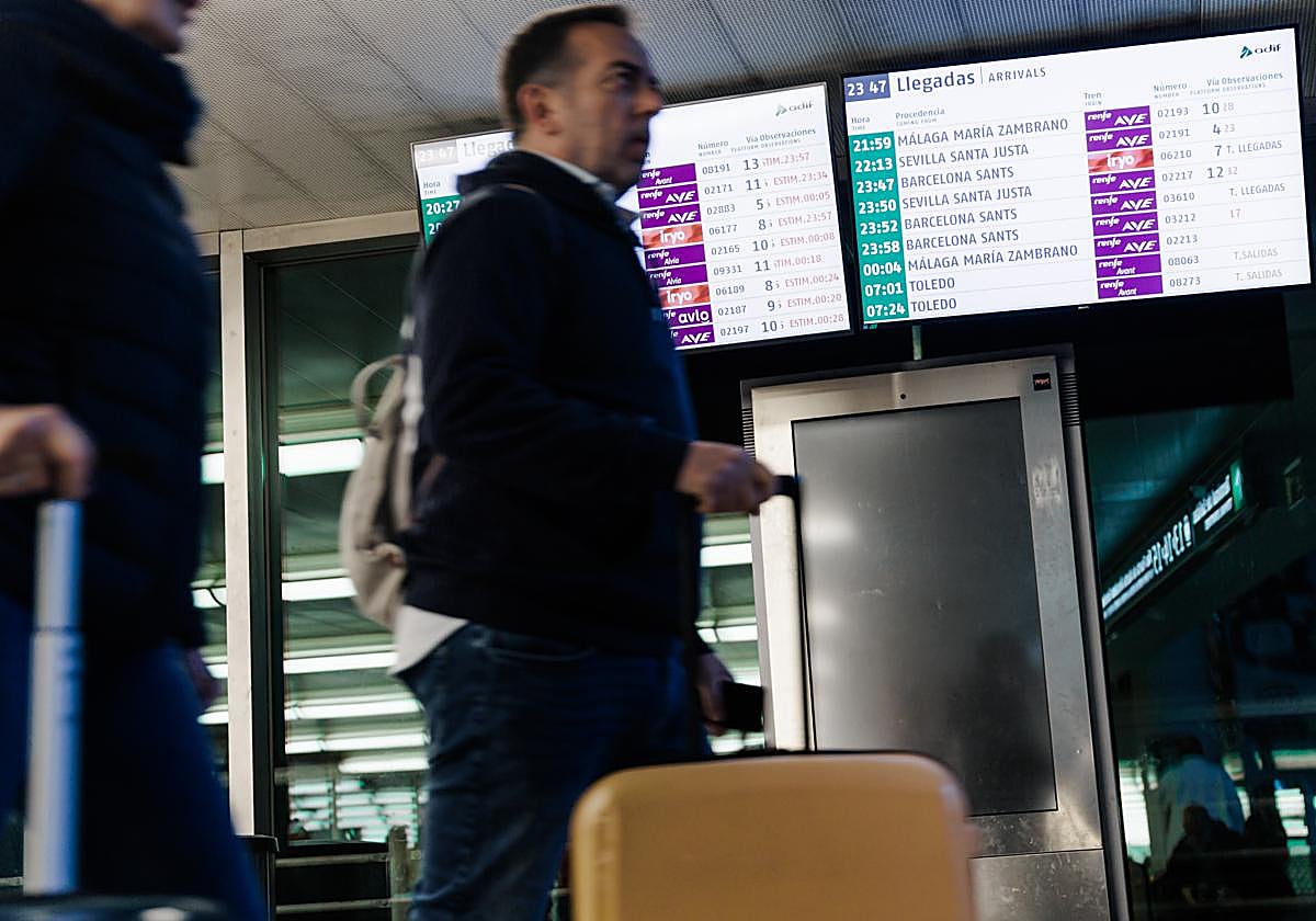 Viajeros en Atocha durante la noche.