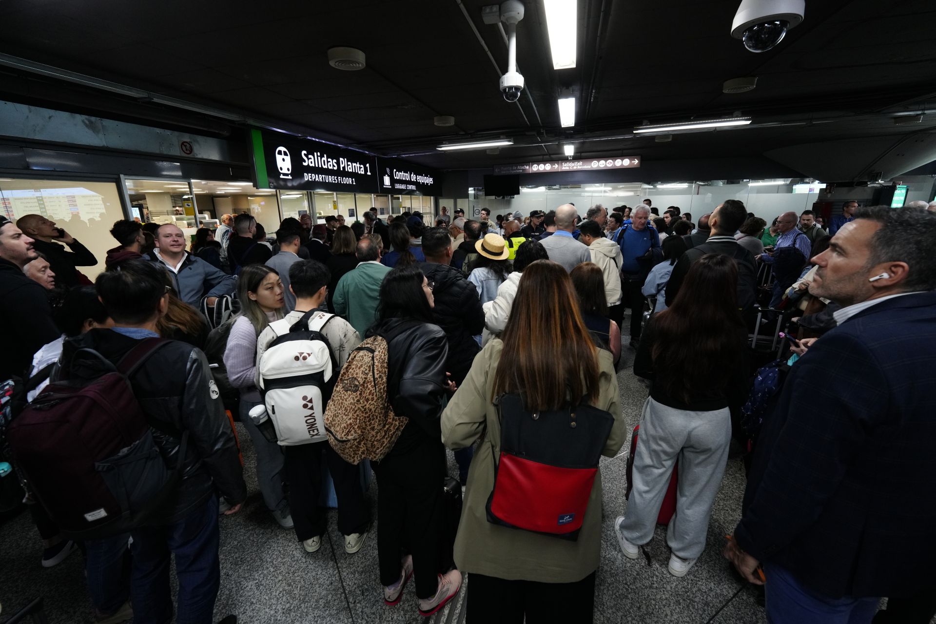 Cientos de viajeros esperan a conocer el estado de sus trenes en la estación de Atocha de Madrid.