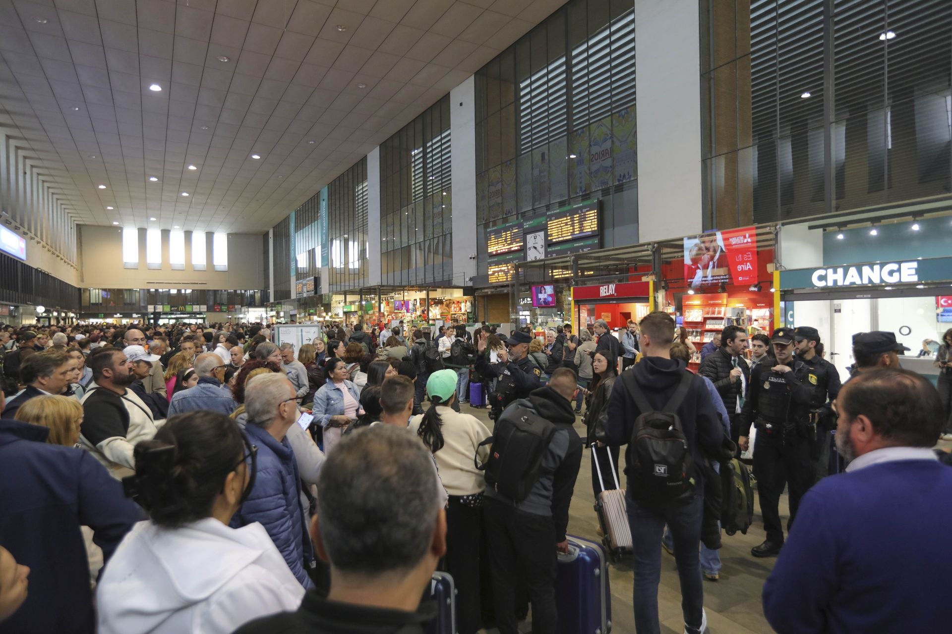 Colapso este lunes en la estación de Sevilla Santa Justa tras la avería que desde este domingo por la tarde ha parado y atrasado los trenes que conectan con Madrid.