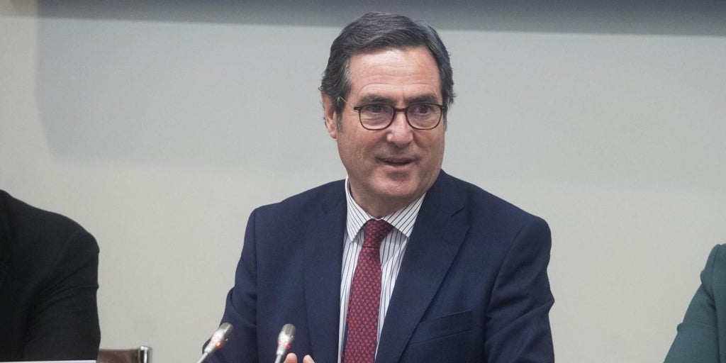 Garamendi acusa al Gobierno de descalificar a la CNMC con la 'consulta' sobre la opa y advierte contra el «asambleísmo»