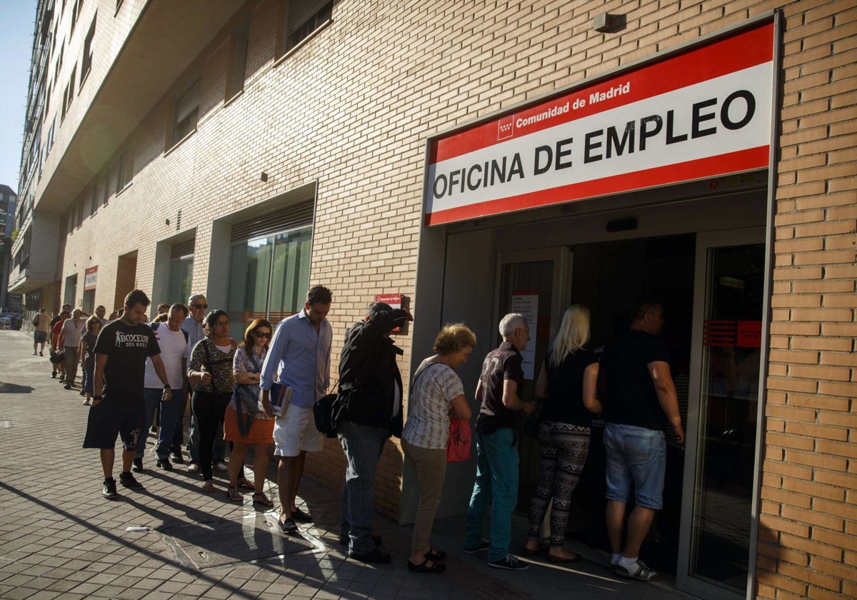 Desempleados en una oficina de paro.