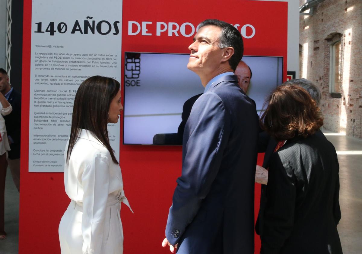La presidenta de Red Eléctrica, Beatriz Corredor, y el presidente del Gobierno, Pedro Sánchez