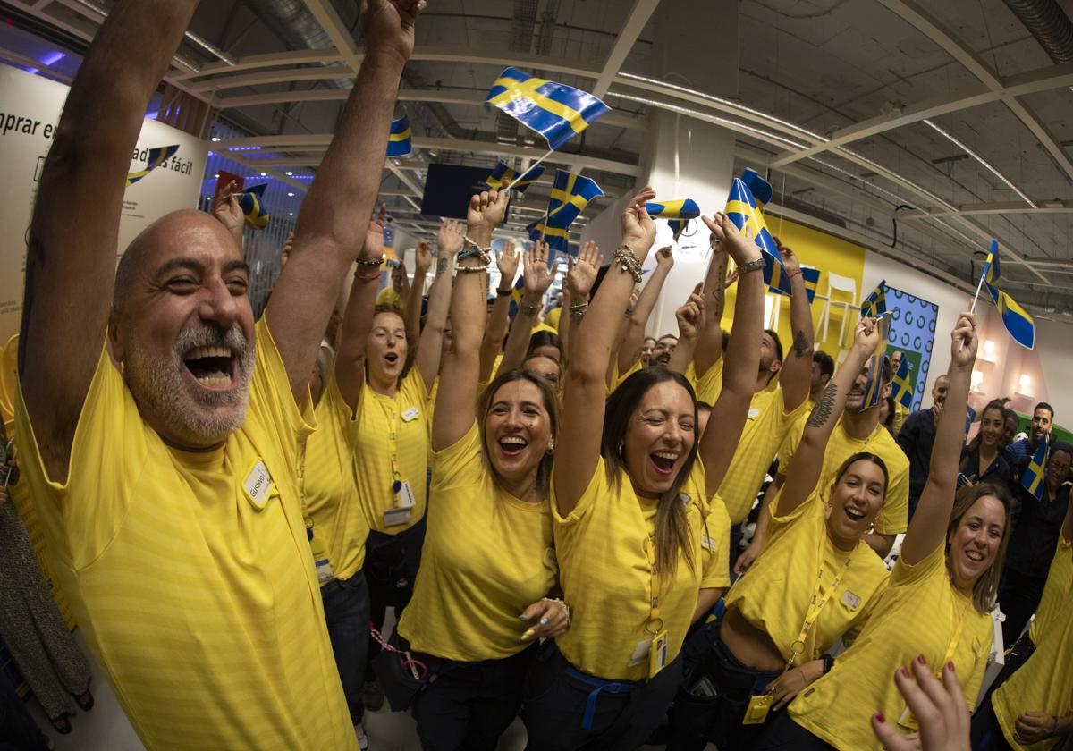 Trabajadores de Ikea, durante la inauguración de una tienda.