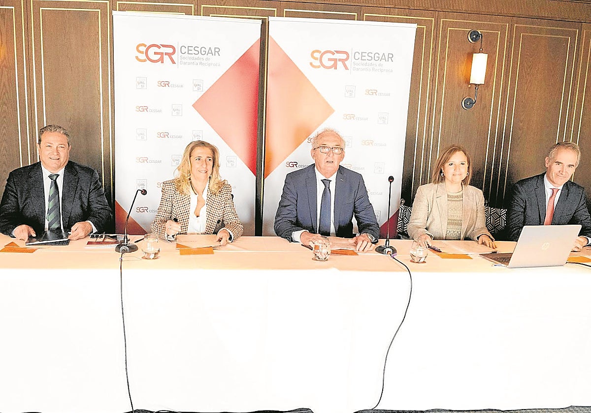 Los representantes de SGR-CESGAR, durante la presentación del informe