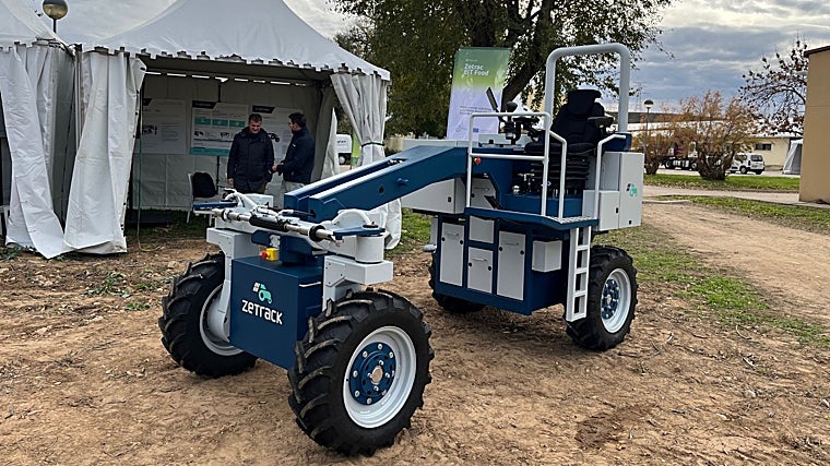 El robot-tractor de Zetrack, que puede segar o desbrozar