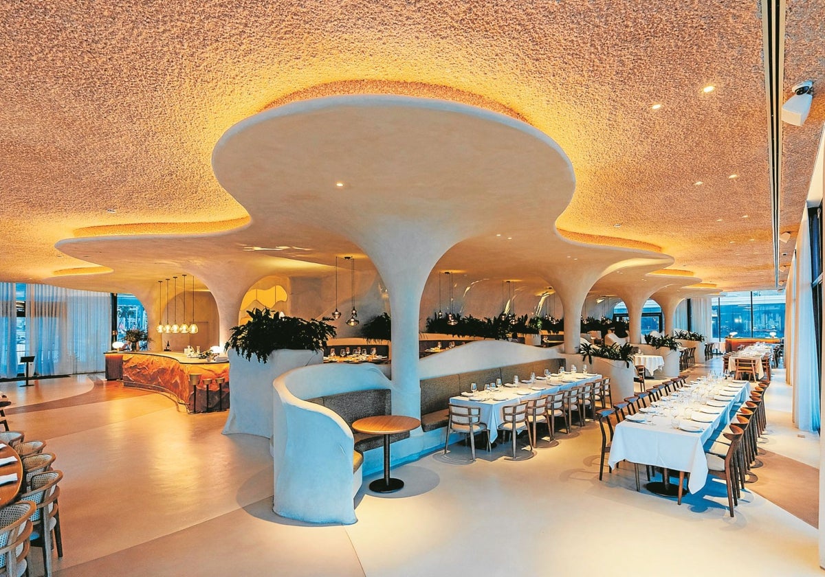 Ideada por el Estudio Bonjoch, la iluminación de El Tribut, un original espacio en Barcelona en forma de caja de vidrio de 800 m2, es un ejemplo de cómo reforzar la experiencia gastronómica creando ambientes únicos
