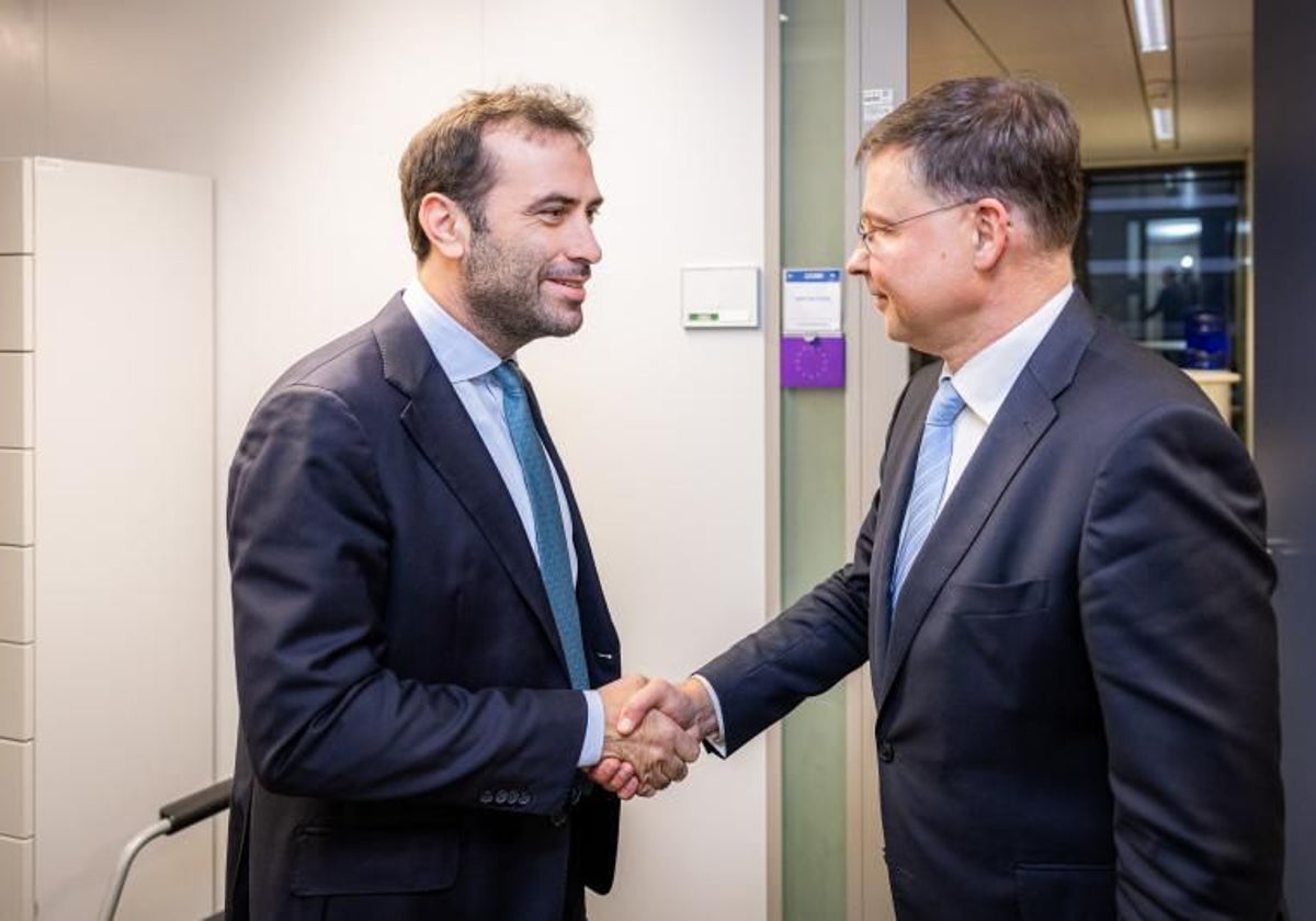 El ministro de Economía, Carlos Cuerpo, con el comisario europeo Valdis Dombrovskis