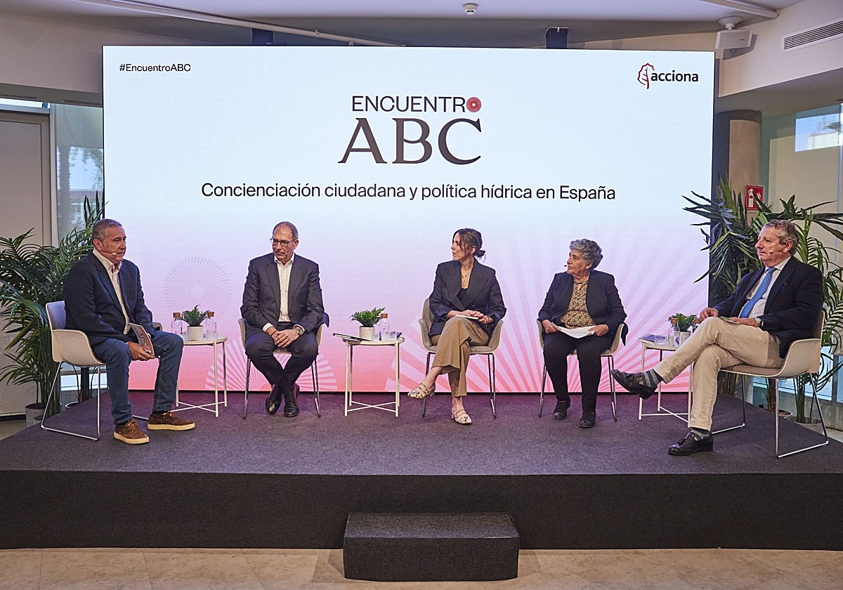 De izquierda a derecha: Alberto Velázquez (moderador), Fernando Cortabitarte (Acciona), Sofía Tirado (Real Instituto Elcano), Josefina Maestu (Universidad de Alcalá) y Jesús Maza (Daquas)
