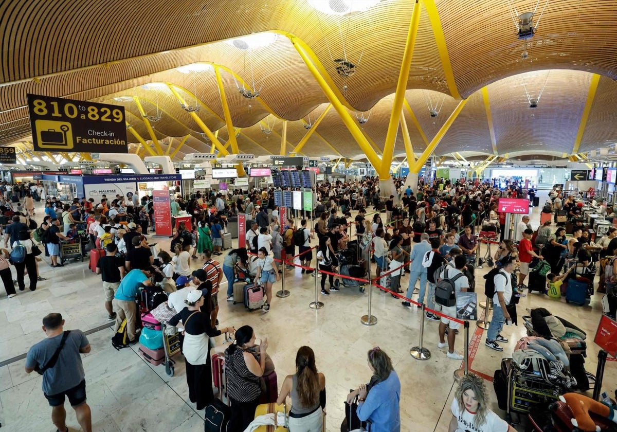Aglomeración de pasajeros por retrasos en el aeropuerto de Barajas