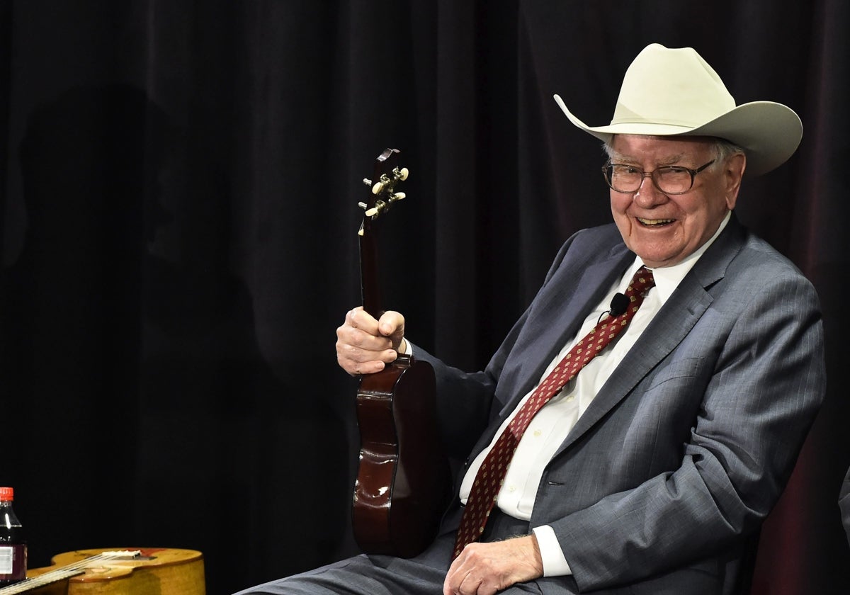 En la última convención en Ohama, Warren Buffett anunció su retirada como director ejecutivo de Berkshire Hathaway. En la imagen, una de sus grandes aficiones: el ukelele