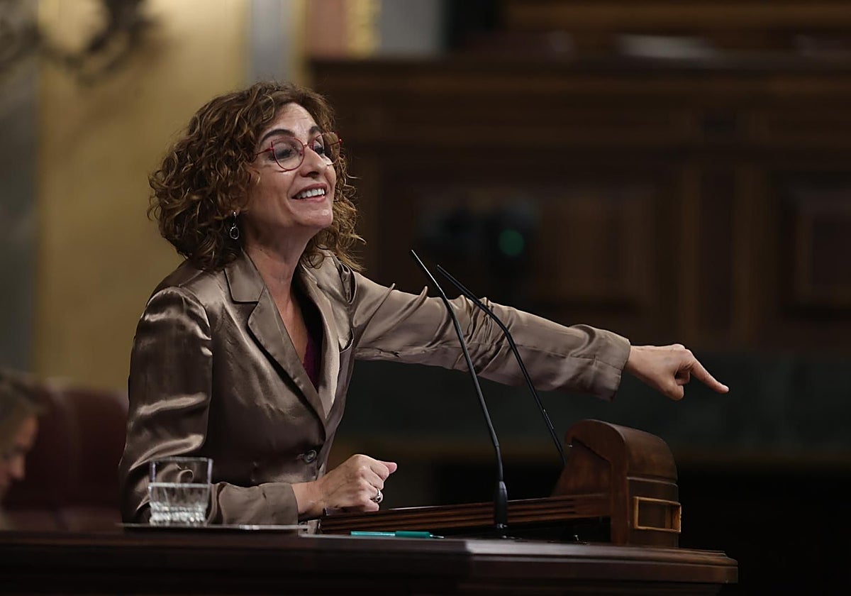 María Jesús Montero en la tribuna de oradores del Congreso el pasado 21 de mayo